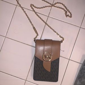 MICHAEL KORS Signature crossbody In reverse rectangle. GOLD CHAIN STRAP